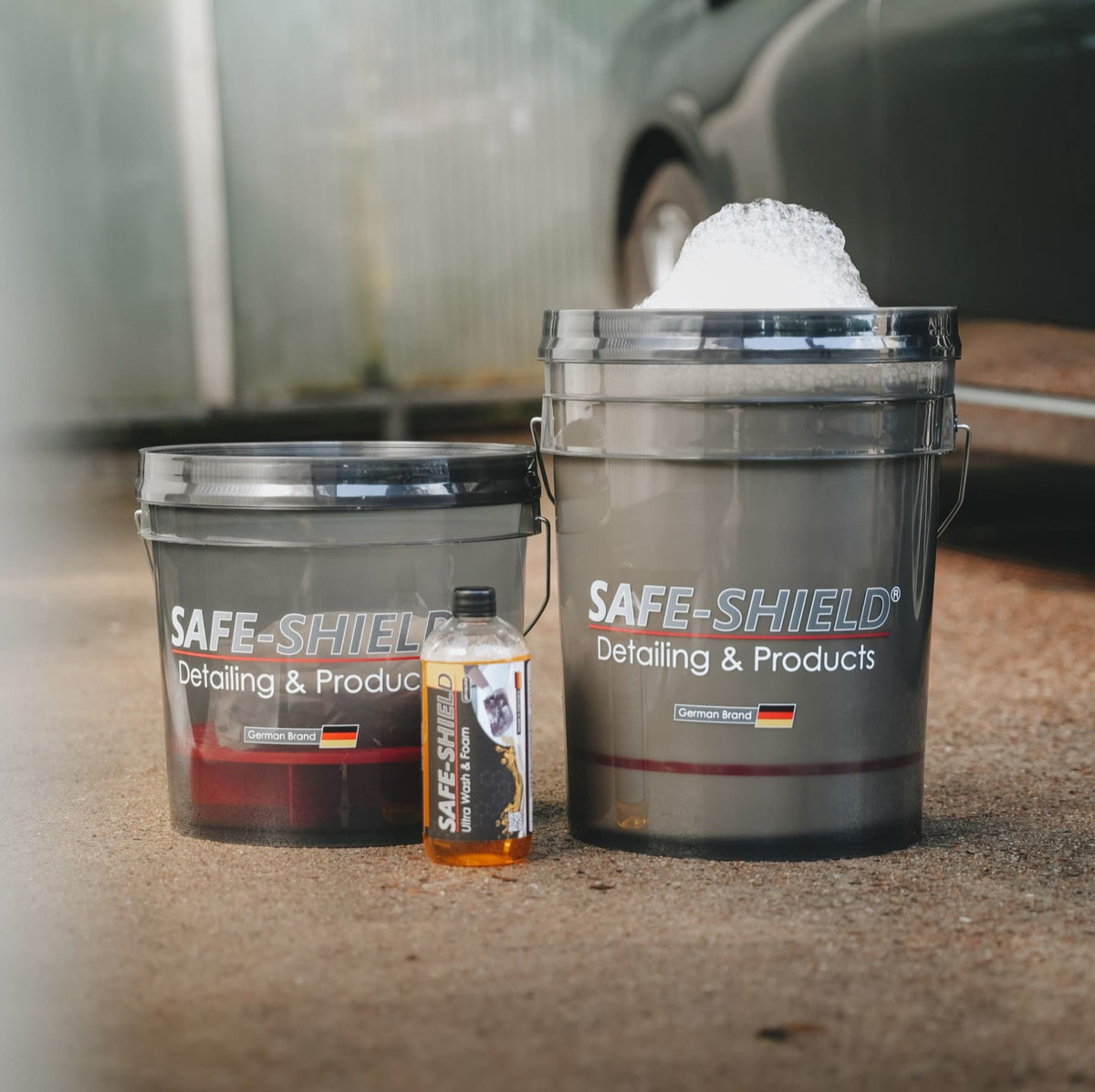 Zwei Safe-Shield Wascheimer in unterschiedlichen Größen neben Wash & Foam Shampoo.