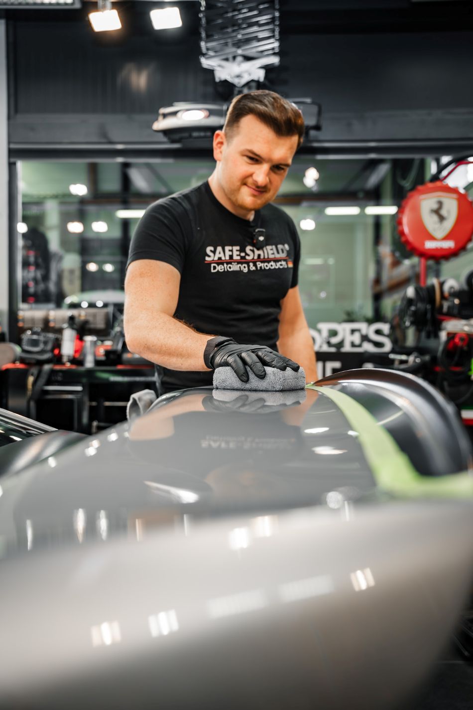 Tim applique une protection sur une peinture automobile grise avec l’applicateur en microfibre