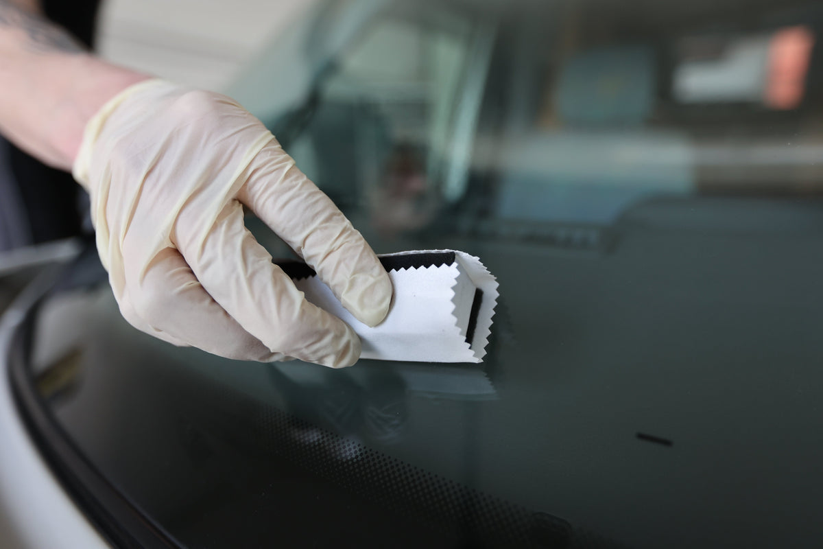 Application de Glass-Coat sur le pare-brise avec un applicateur.