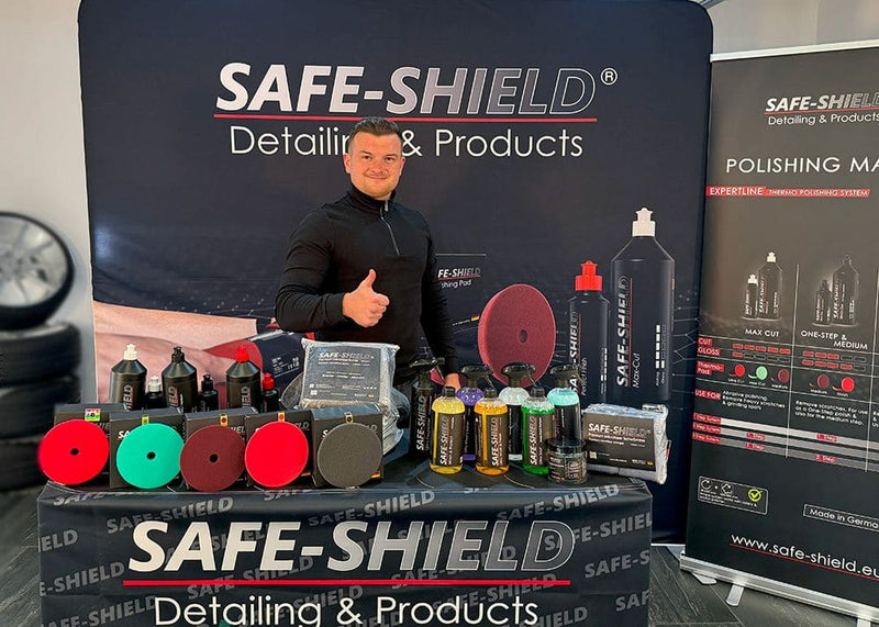 Stand Safe-Shield sur un salon avec des produits d’entretien automobile