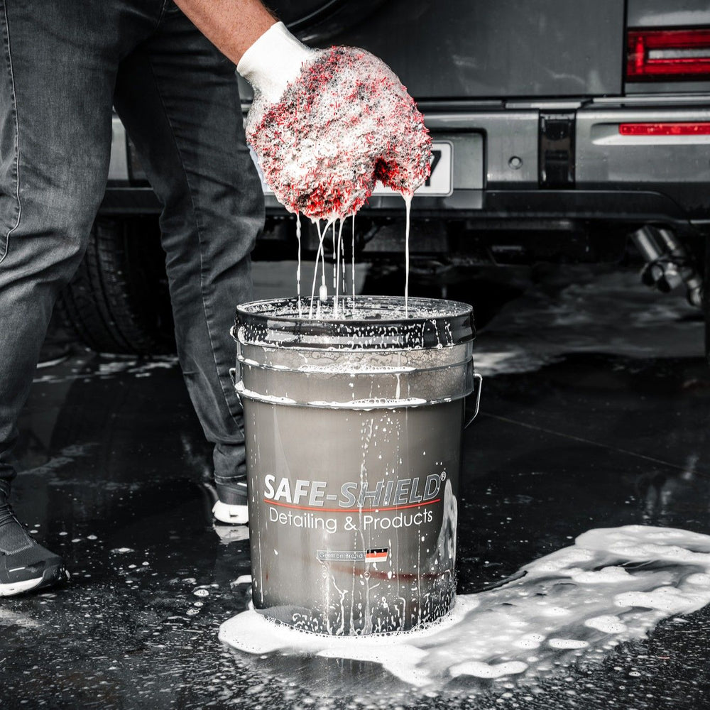 Gant de lavage rincé dans un seau
